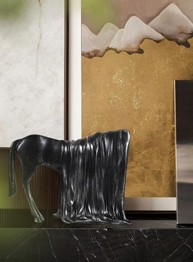 新中式金属铁艺牧马人雕塑动物创意侘寂风小众样板间桌面软装摆件