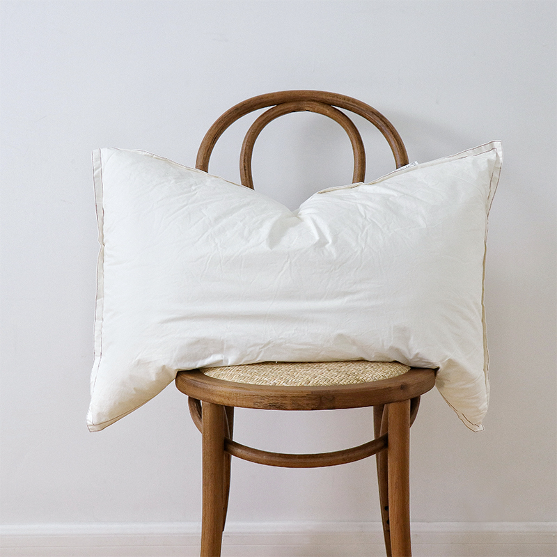 高端超细纤维柔软保健枕芯 蓬松仿羽绒感 宽边红线装饰中枕枕头芯