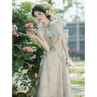 绿色旗袍女新中式国风复古绝美碎花挂脖连衣裙夏2025新款两件套装