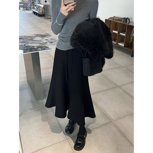 秋冬新款米白鱼尾裙半身裙女小个子a字裙高腰显瘦设计感黑色裙子