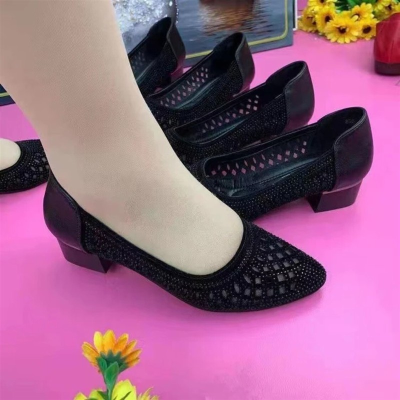 黎邬优品小铺1软皮镂空透气凉鞋中年女鞋粗跟烫钻网纱妈妈鞋拼接