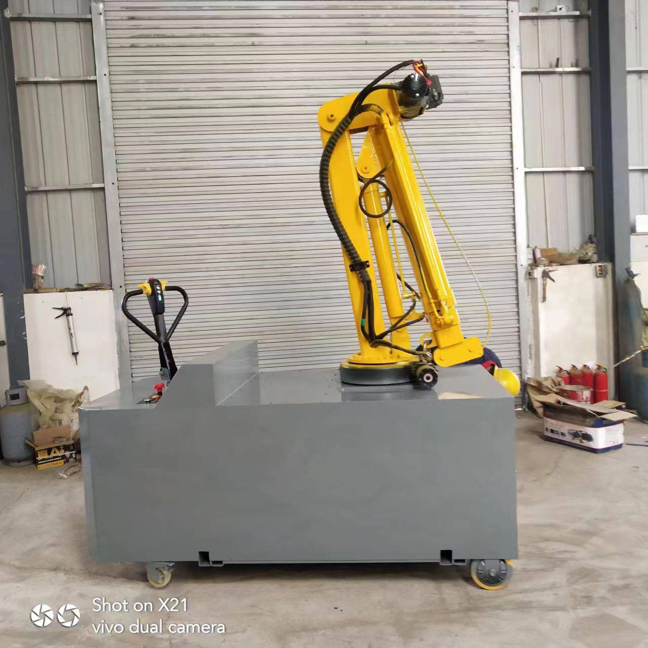 充电式电动车间小吊车0.5-1吨车间仓库物流行走式液压伸缩吊机