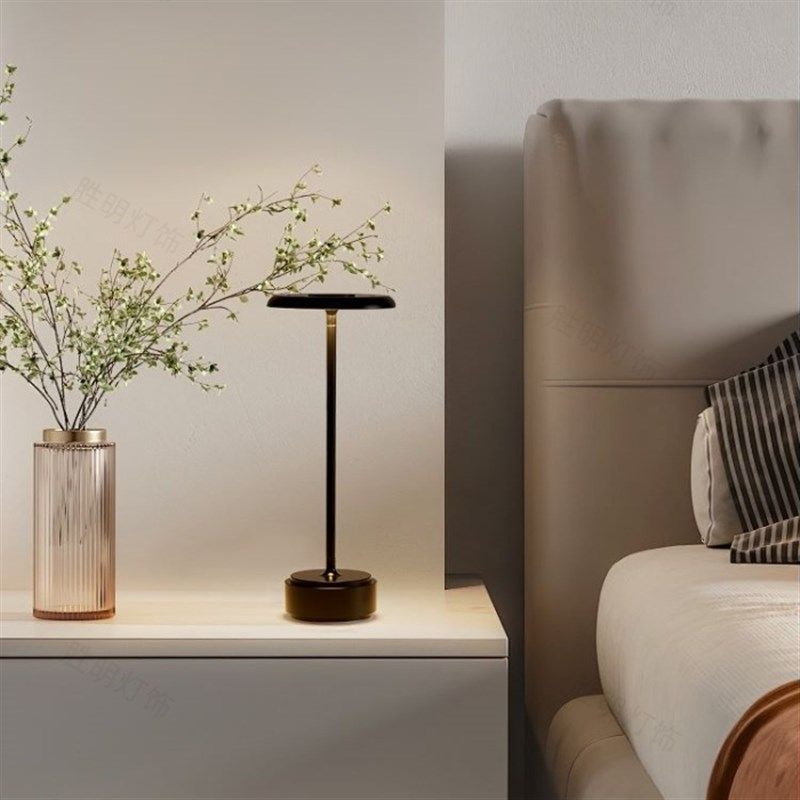 创意酒吧氛围桌灯卧室床头灯充电款轻奢高级感餐厅台灯户外露营灯