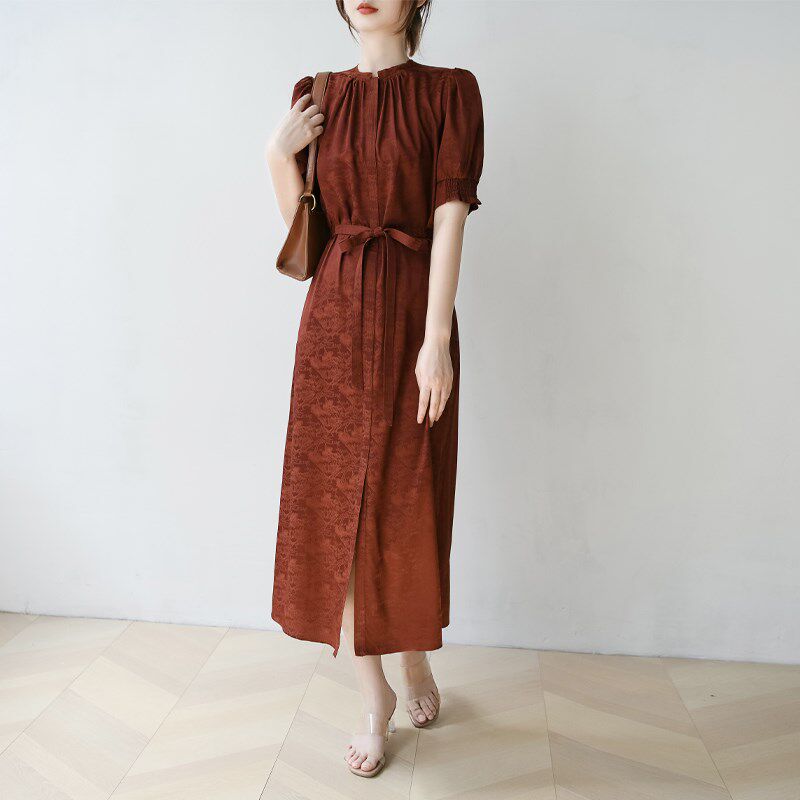 高级感红色V领提花连衣裙女新款气质精致直筒系带显瘦新中式长裙