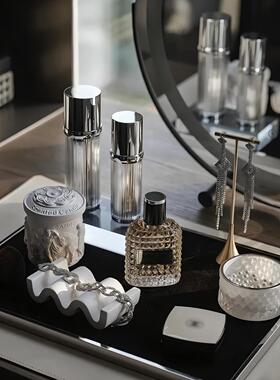 展厅样板间卧室衣帽间女士梳妆台装饰品现代陈列搭配组合摆件软装