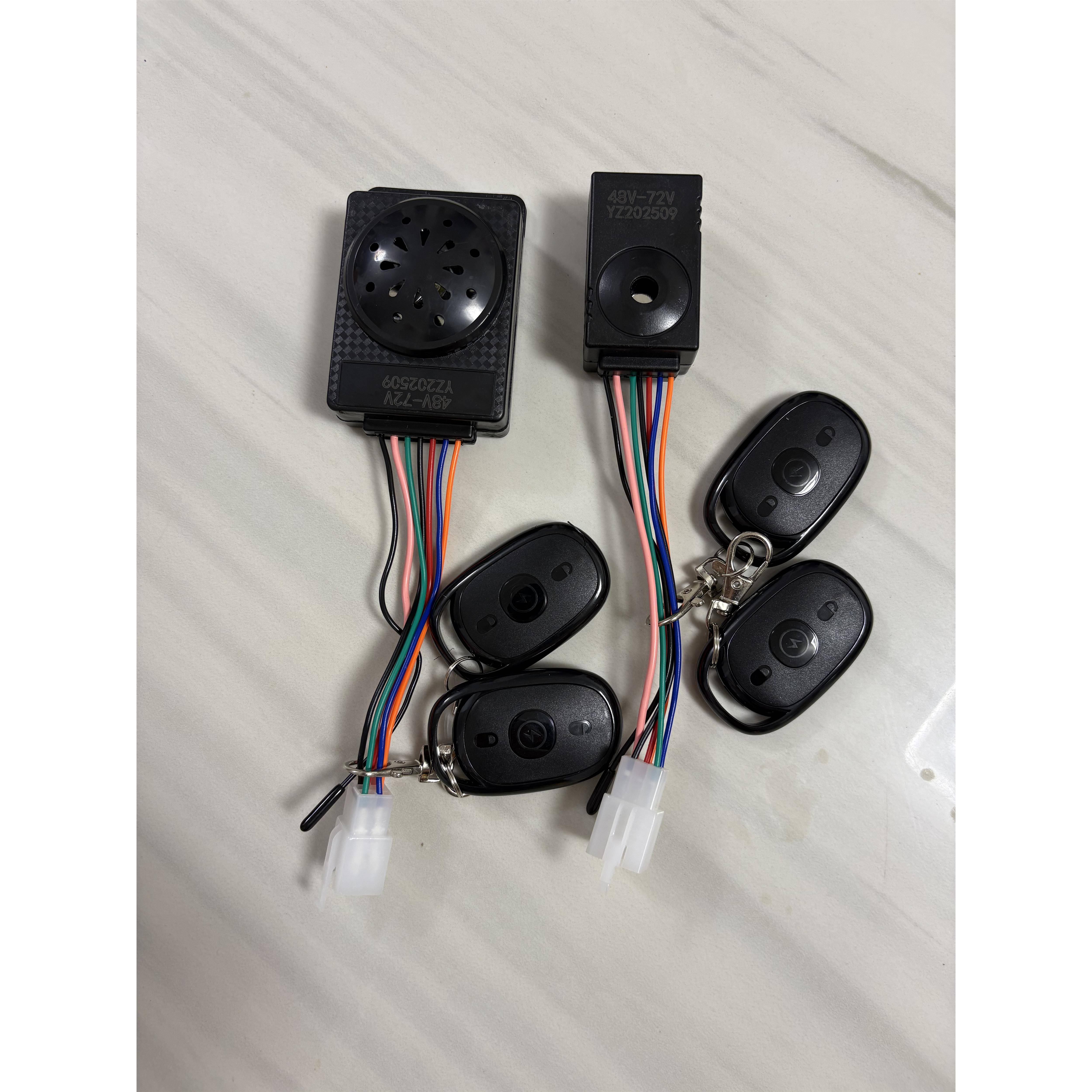 电动车电摩触碰报警器双遥控电三轮车防盗器智能感应锁死电机