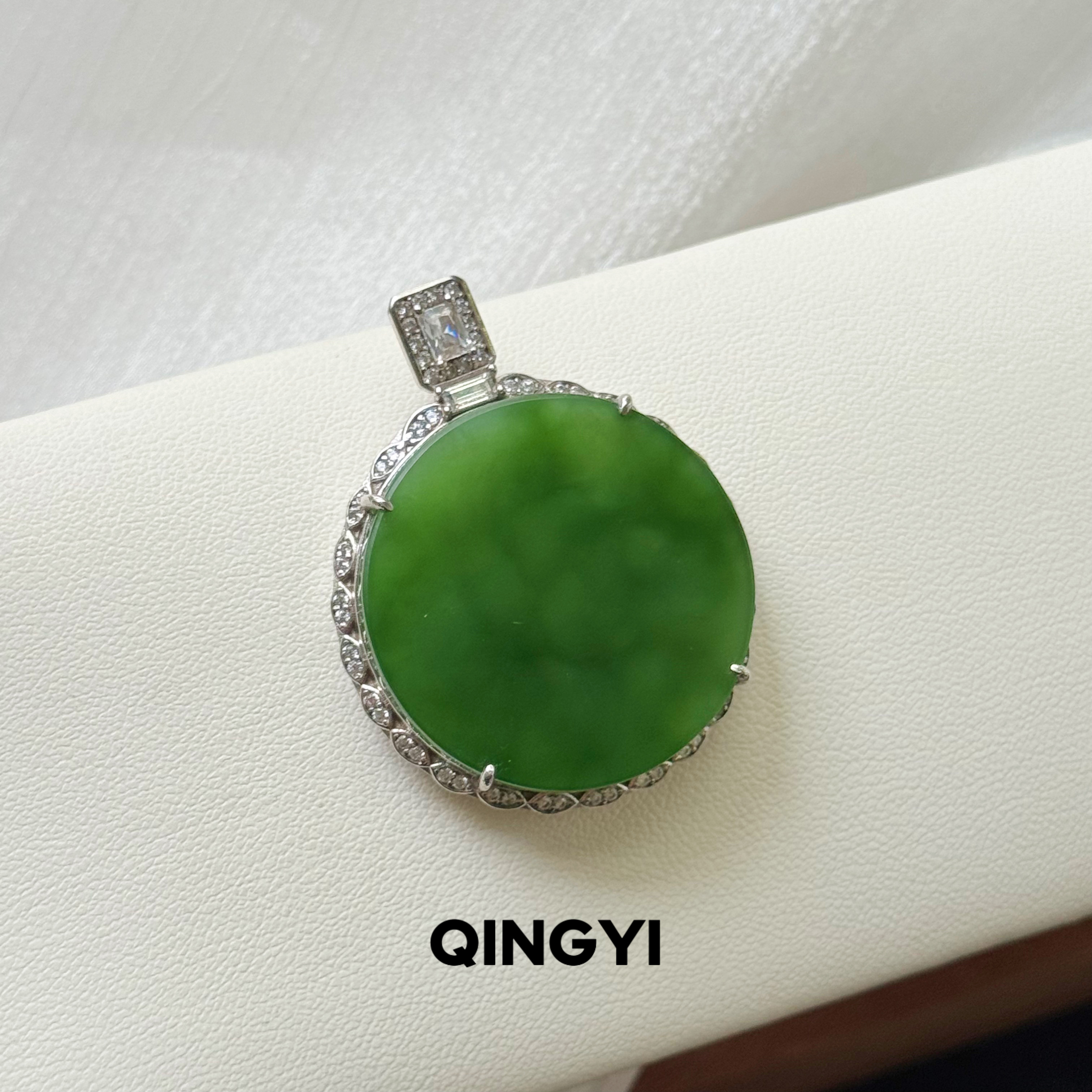 天然俄料和田玉碧玉无事牌吊坠s925银轻奢阳绿女款圆形玉石挂件