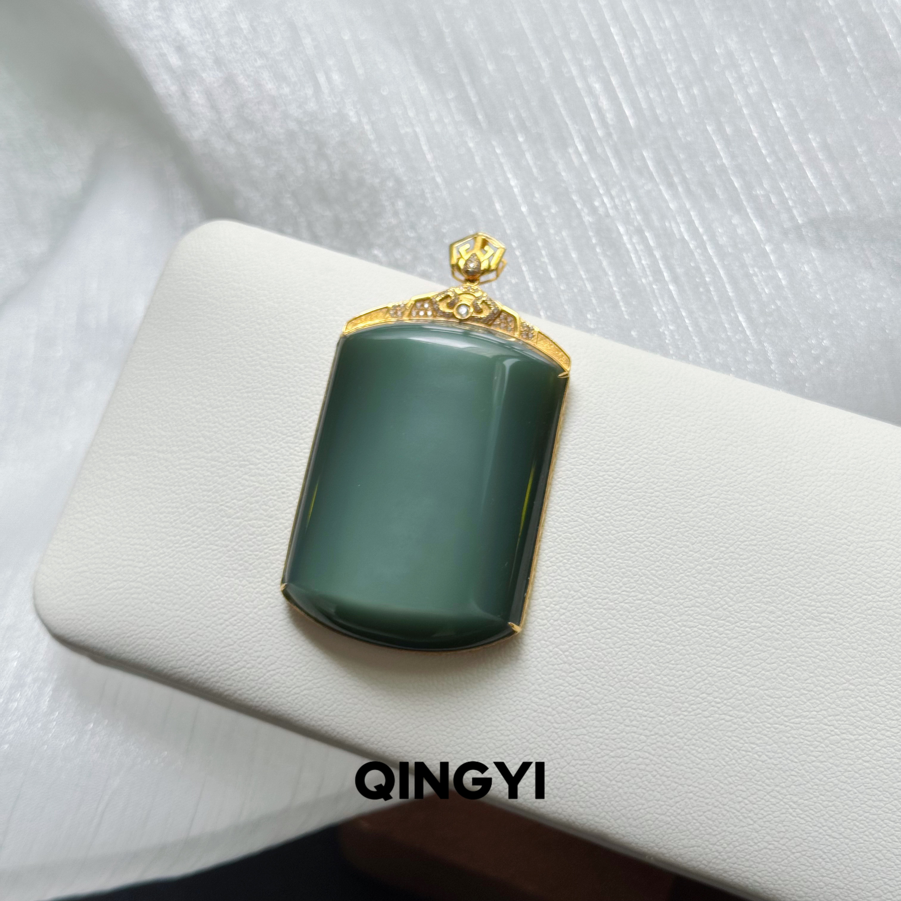 天然俄料和田玉碧玉猫眼无事牌吊坠18k金女款粉青玉石平安挂件