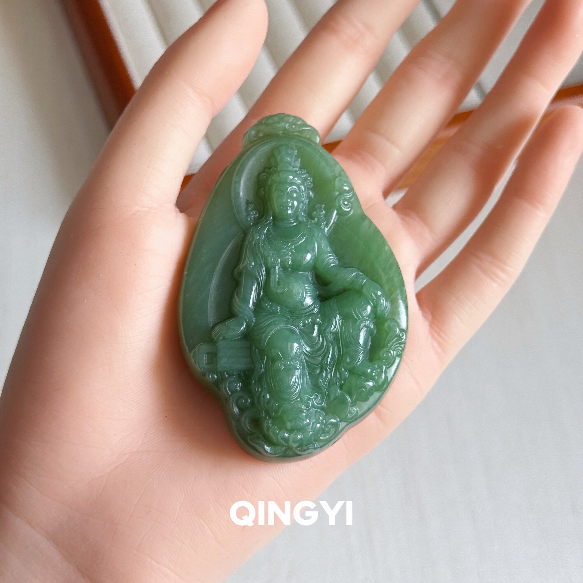 天然俄料和田玉粉绿碧玉观音吊坠菠菜绿女款玉石挂件本命年保平安