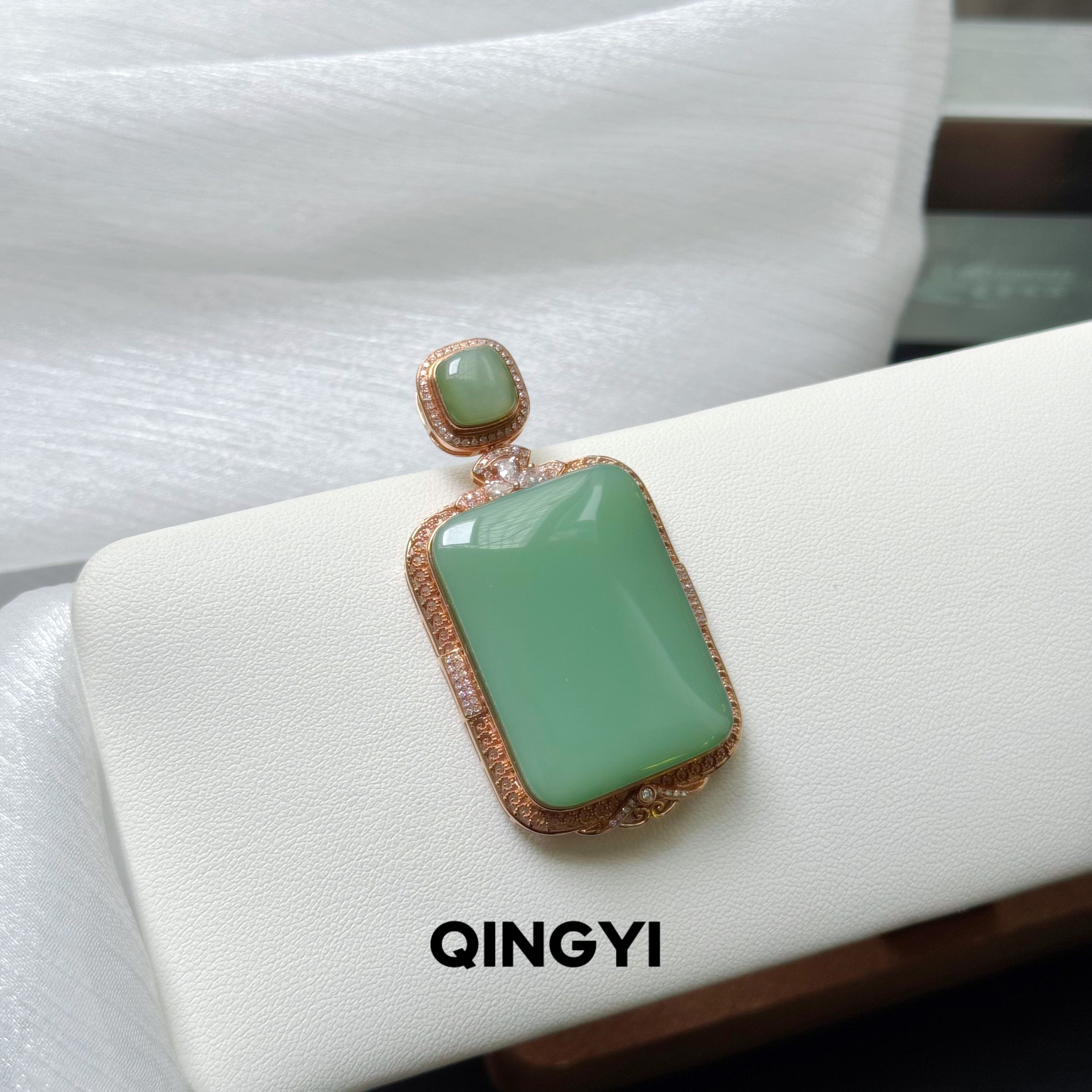 天然俄料和田玉碧玉无事牌吊坠18k金女款粉青玉石平安挂件送朋友