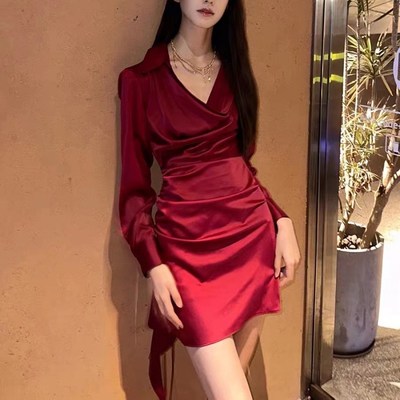 气质感V领收腰法式黑色御姐缎面连衣裙女高级设计感长袖衬衫裙子