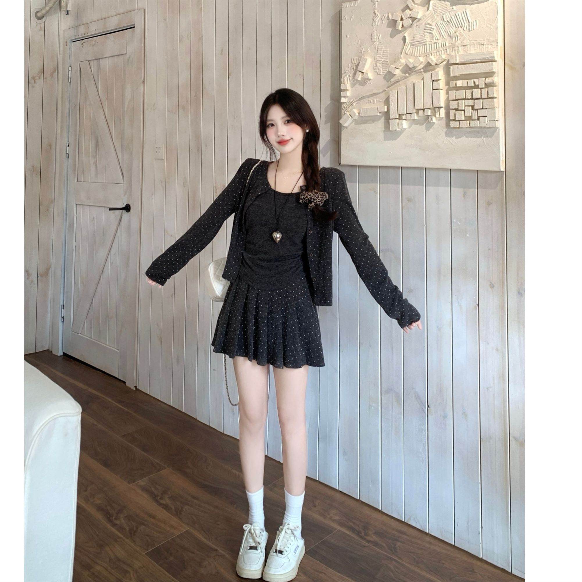 温柔风打底吊带波点上衣外套女春季新款高腰百褶半裙三件套套装