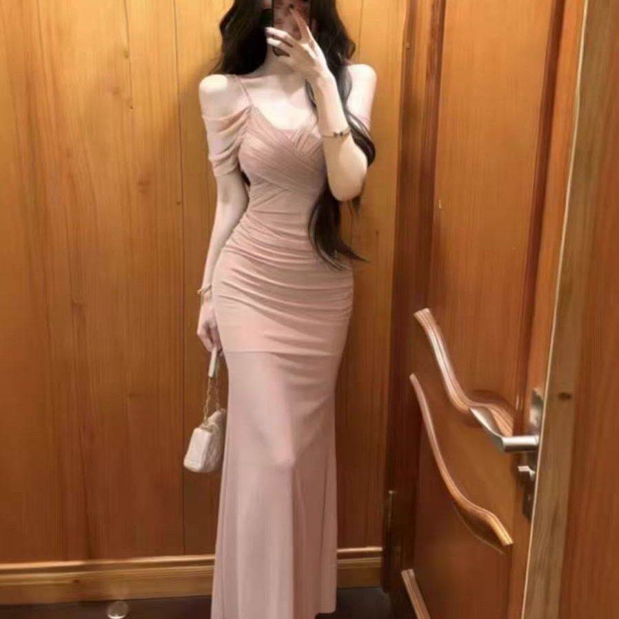 温柔杏粉超嫩网纱弹力小性感褶皱低胸露肩长款气质吊带精致连衣裙