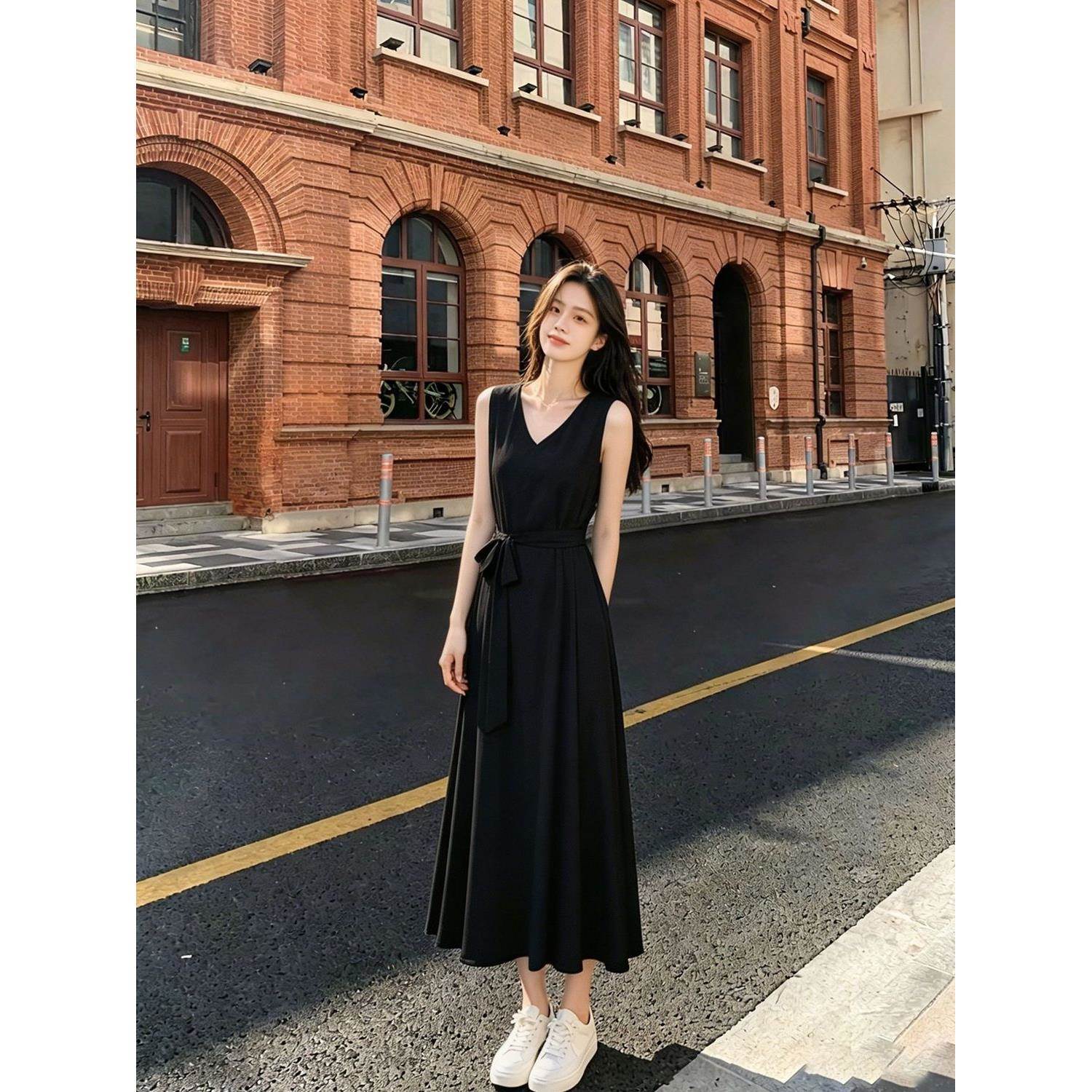 法式黑色V领无袖连衣裙女夏季新款赫本风显瘦小黑裙薄款宽松长裙