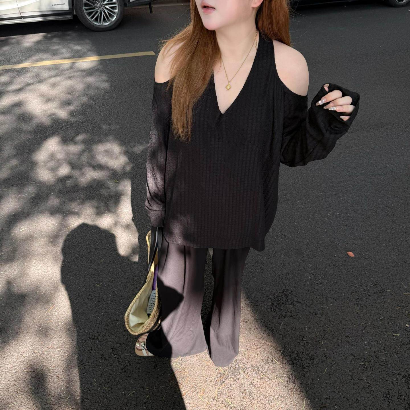 特大码女装巨显瘦200斤微胖mm秋季V领露肩上衣
