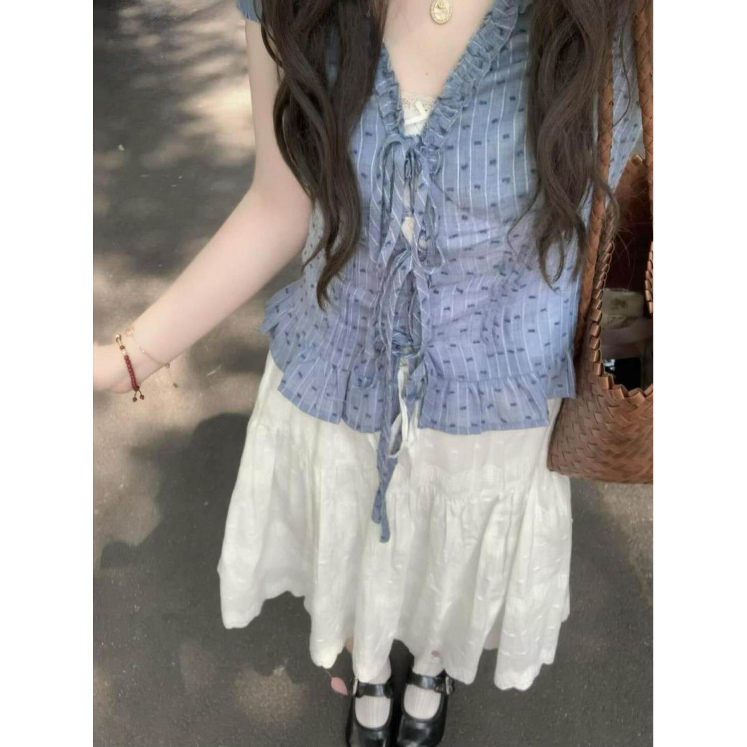 蓝色荷叶边抽绳衬衫女夏韩系高级感波点V领修身短袖气质上衣外穿