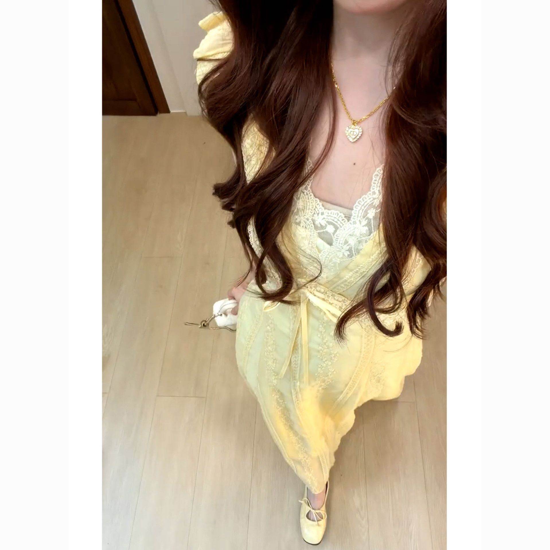 法式气质黄色蕾丝连衣裙子女2026新款初夏独特漂亮掐腰显瘦小裙子