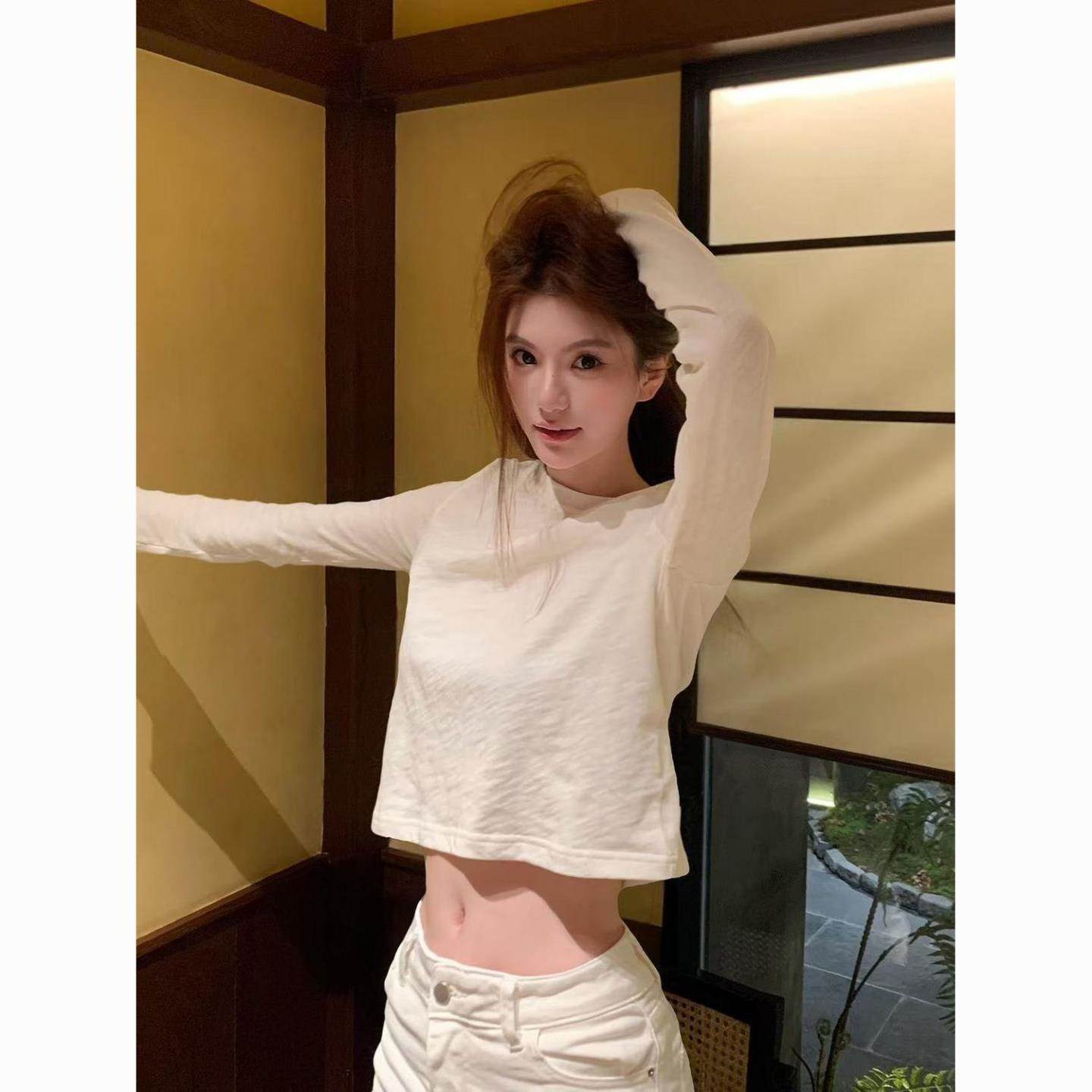 白色短款圆领正肩长袖t恤女秋冬新款打底衫辣妹休闲宽松百搭上衣