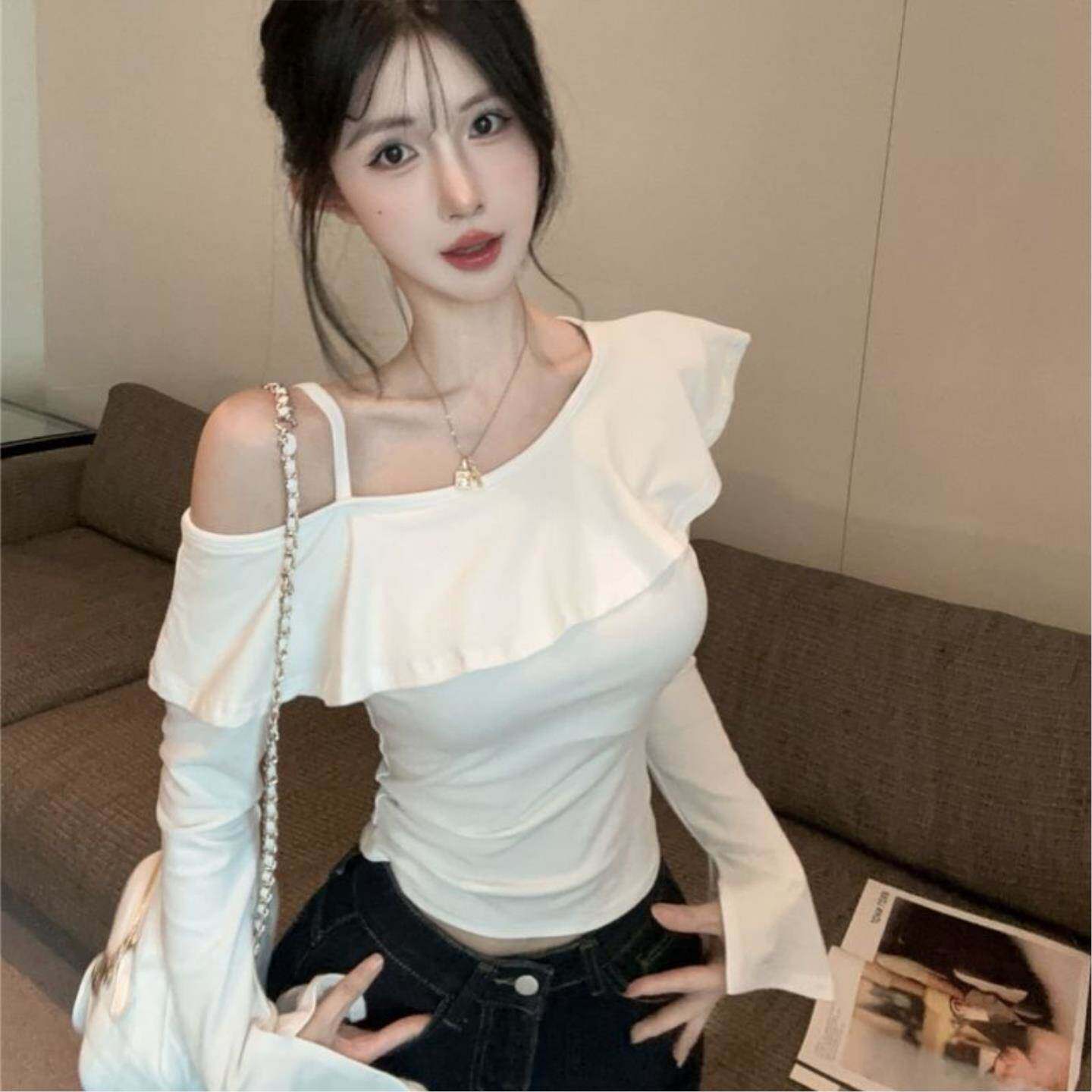 设计感小众辣妹时尚长袖t恤女早秋季荷叶边斜领修身短款露肩上衣