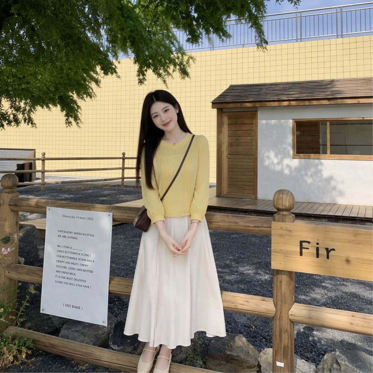 温柔风鹅黄色圆领蕾丝拼接雪纺衫女秋季压褶设计感长袖百搭小上衣
