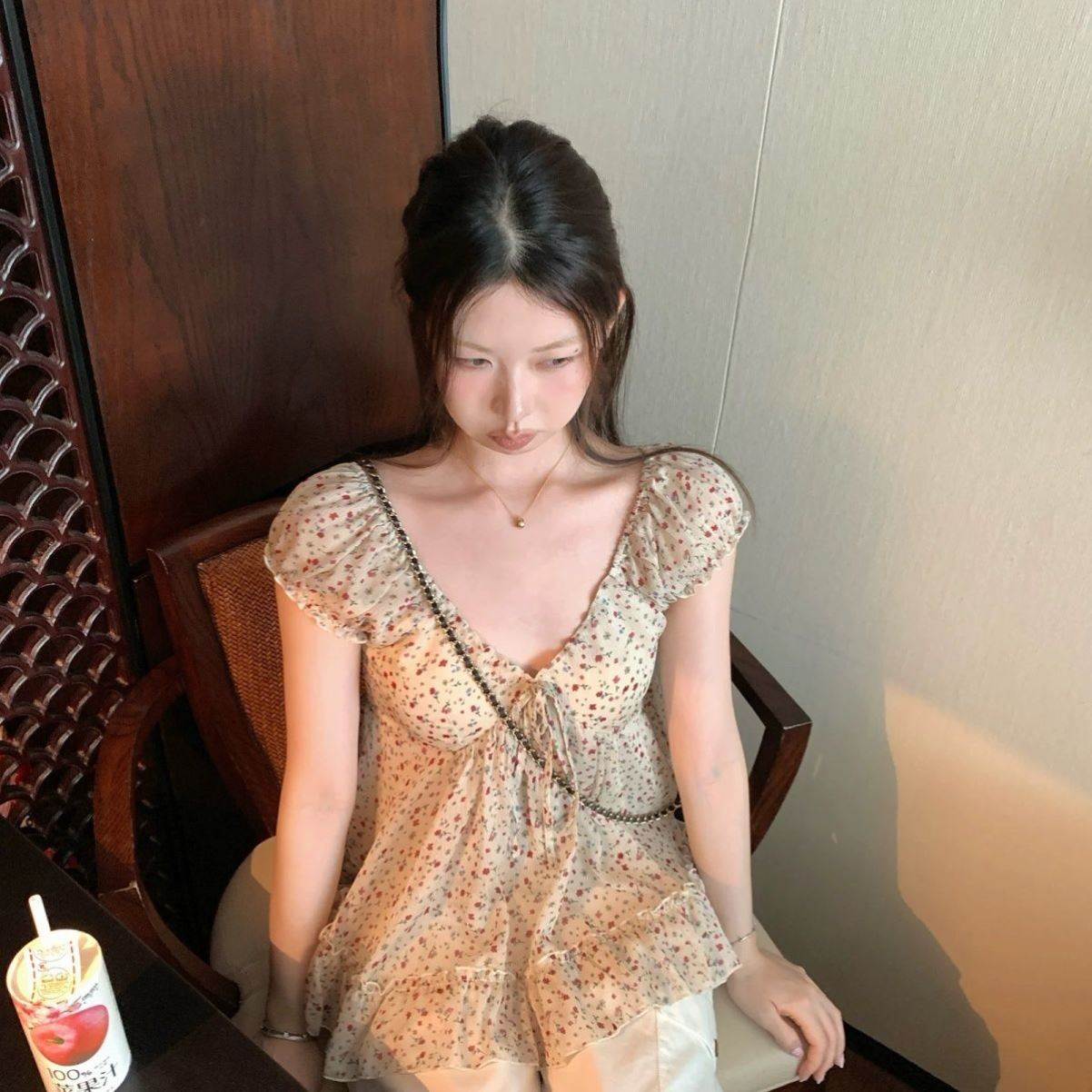 夏季甜美风V领蕾丝拼接碎花打揽收腰时尚百搭上衣短袖雪纺衫女