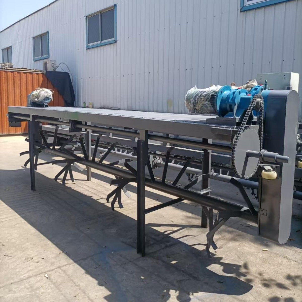 5米有机肥全自动发酵床翻粪机 自走式槽式翻抛机猪粪鸡粪翻耙机