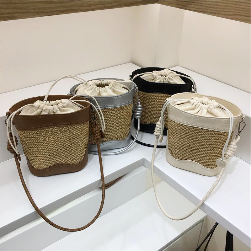 小脏柜 2024新m款夏季撞色海边草编包单肩斜挎抽绳束口水桶包包女