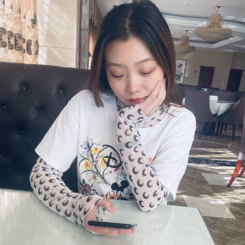 蕾丝打底衫女网纱内搭洋气新款月亮印花高领打底衫女薄款网纱雪纺