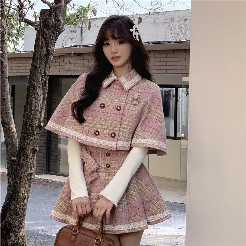 越韩小鱼 甜桃少女 英伦学院风千D金秋毛呢格纹斗篷披肩背带裙套
