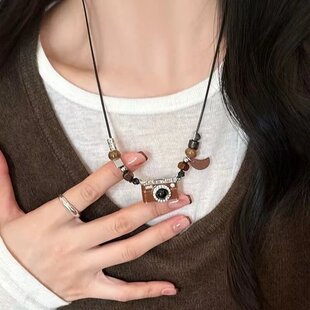 复古棕色相机珍珠项链女轻奢小众设计百搭独特个性长链毛衣链配饰
