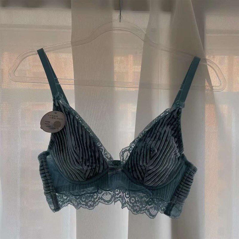 法式红色内衣女小胸无钢圈薄款聚拢收副乳 深V丝绒本命年文胸套装