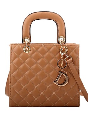 样板房间女士包衣帽间主卧软装饰品摆件全屋定制软装衣柜陈列包包