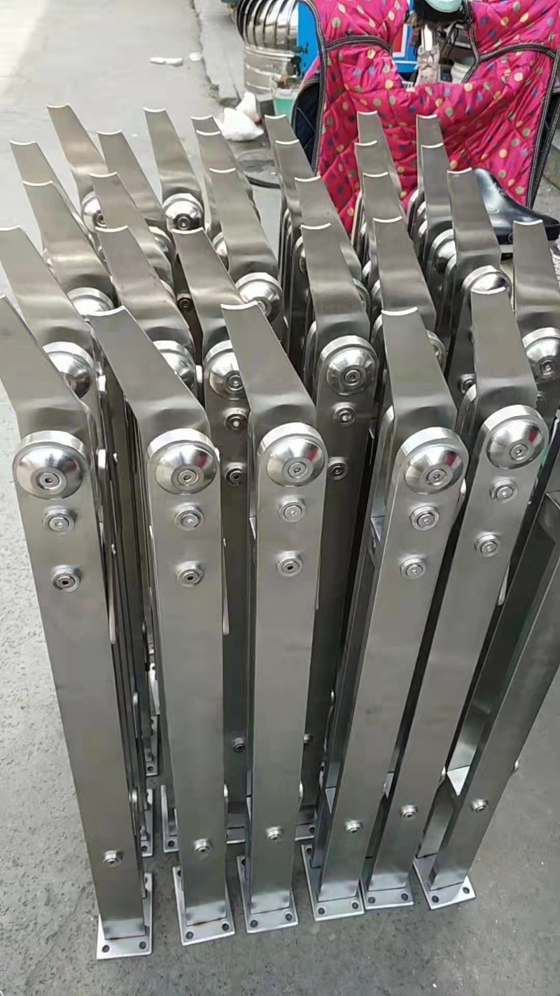 非标定制新品不锈钢工程立柱扶手挂玻璃栏杆商场护栏别墅围栏配件