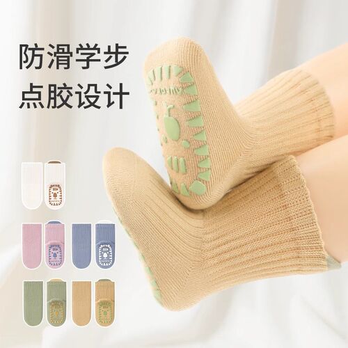 入秋后不要让宝宝光脚走u路咯,给他穿这种地板袜,保暖有舒服