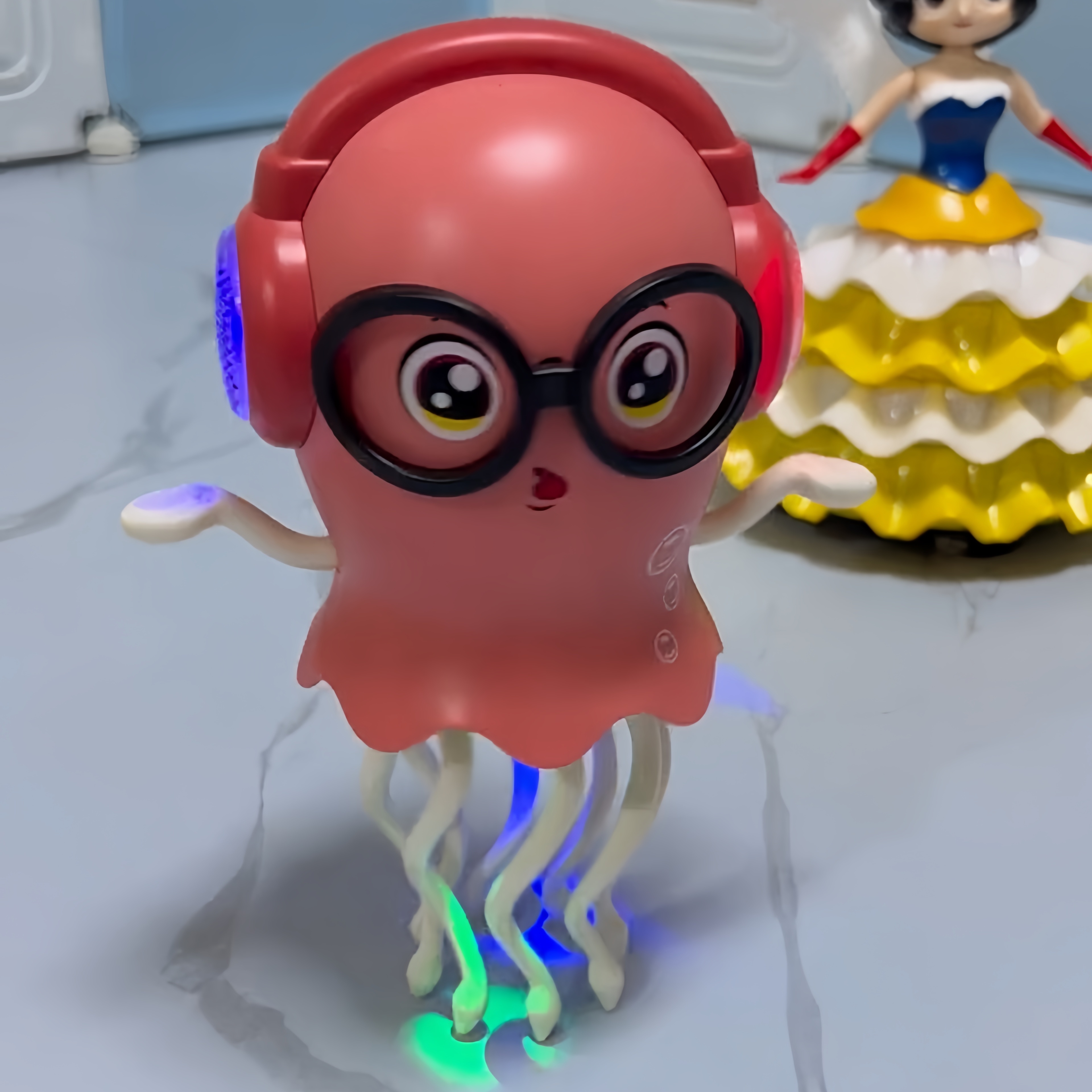 谁能拒绝跳舞的小章鱼玩具呢～