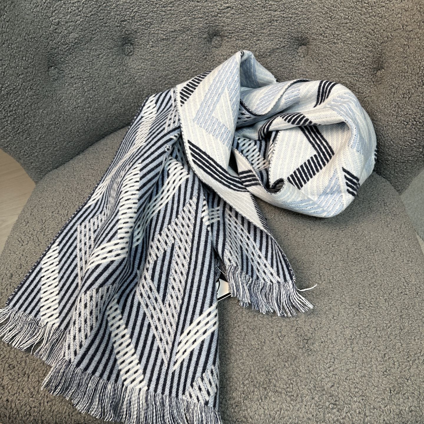 Dior男士灰蓝色棉羊毛提花流苏围巾  165889