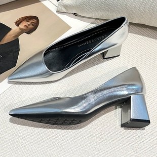 百搭尖头金属银色高跟鞋女粗跟2024新款法式软皮浅口中跟单鞋女夏