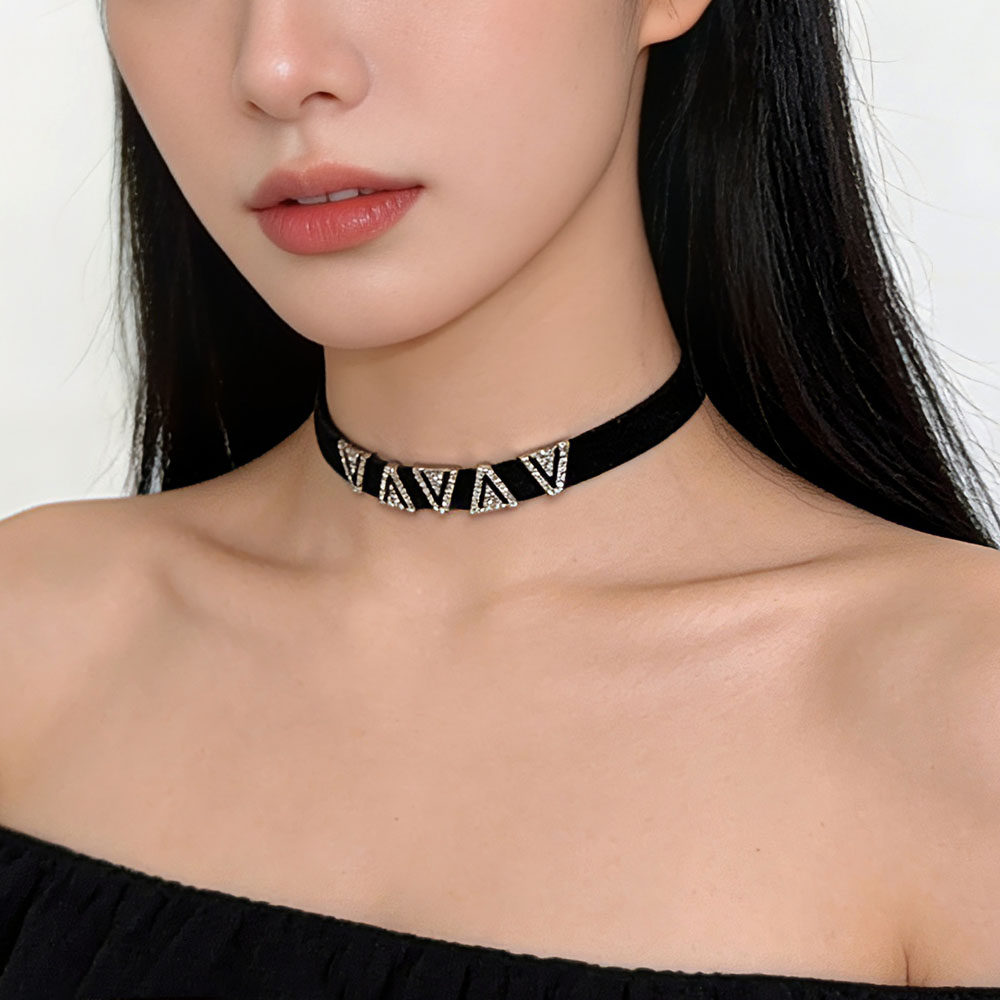 复古颈链黑色性感绒布水钻V字母网红锁骨链choker防过敏项链配饰