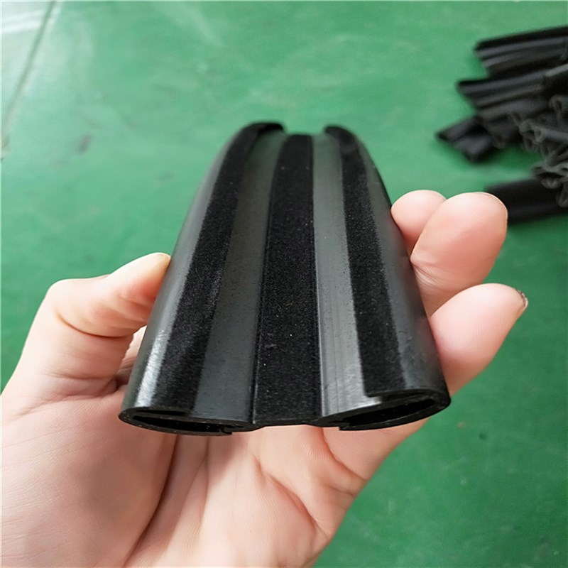 供应汽车成型驾驶室玻璃滑槽密封条静电植绒泥槽密封条源头工厂