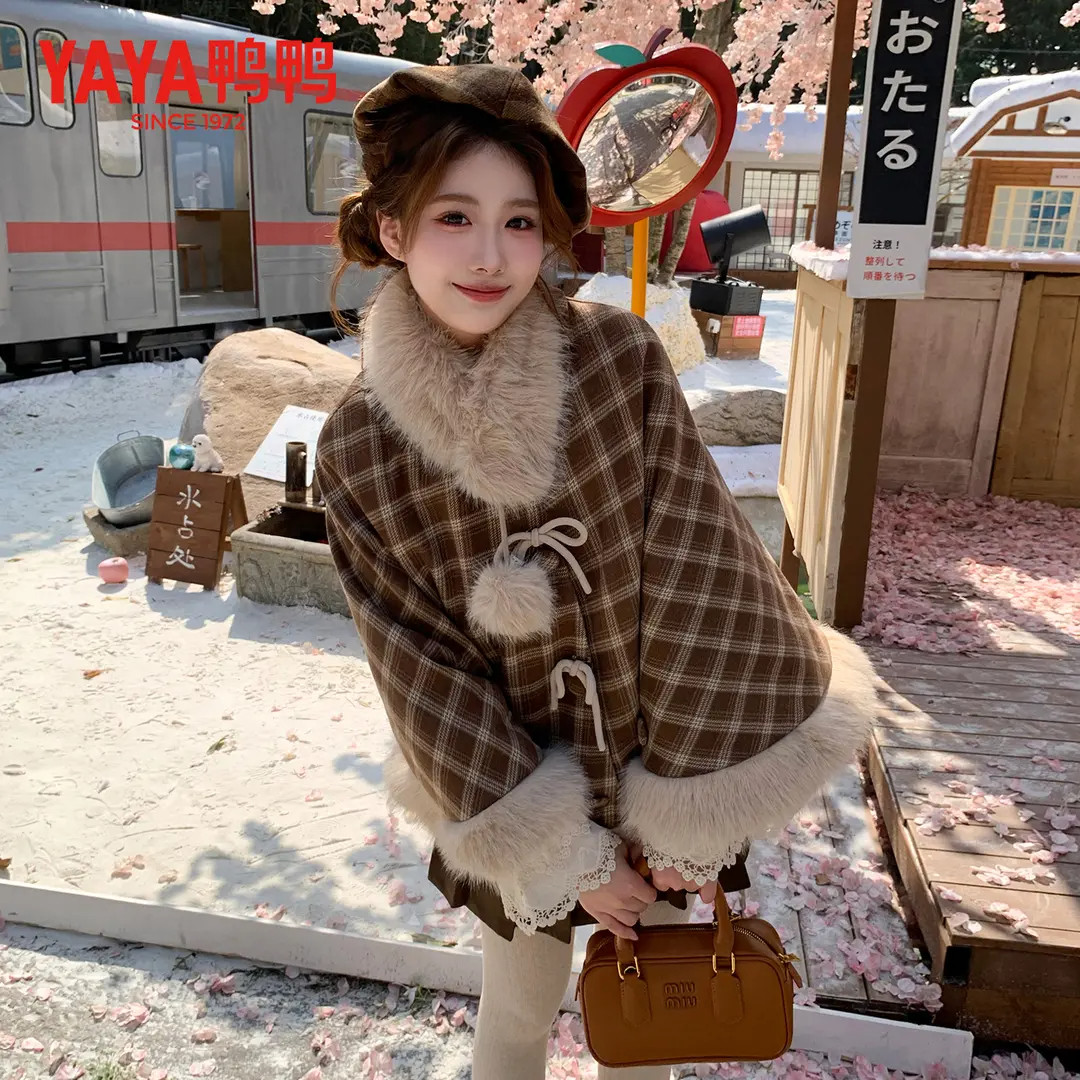 美拉德毛绒拼接格纹斗篷羽绒服女