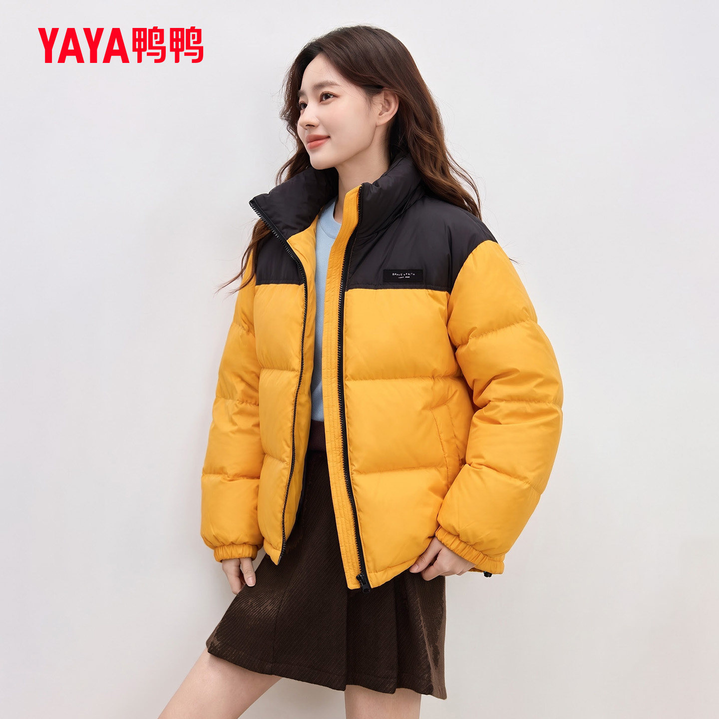 鸭鸭女款立领撞色羽绒服26冬季韩版宽松鸭绒拼接潮流短款保暖外套