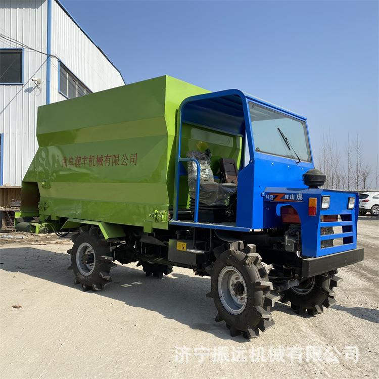 牧区青储饲料撒料车柴油电动牧场喂草机牛羊马驴秸秆投料机