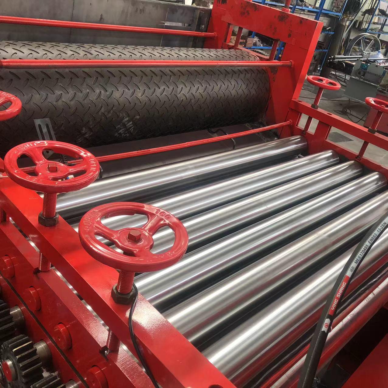 各种款式金属板压纹机材质厚度均可生产各种1.5米3个厚压花机