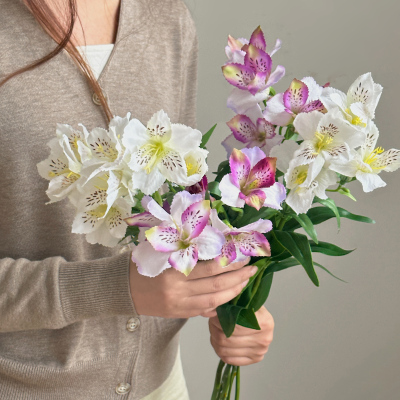 粉色六出花仿真花水仙百合假花家居装饰餐桌摆件拍摄道具插花