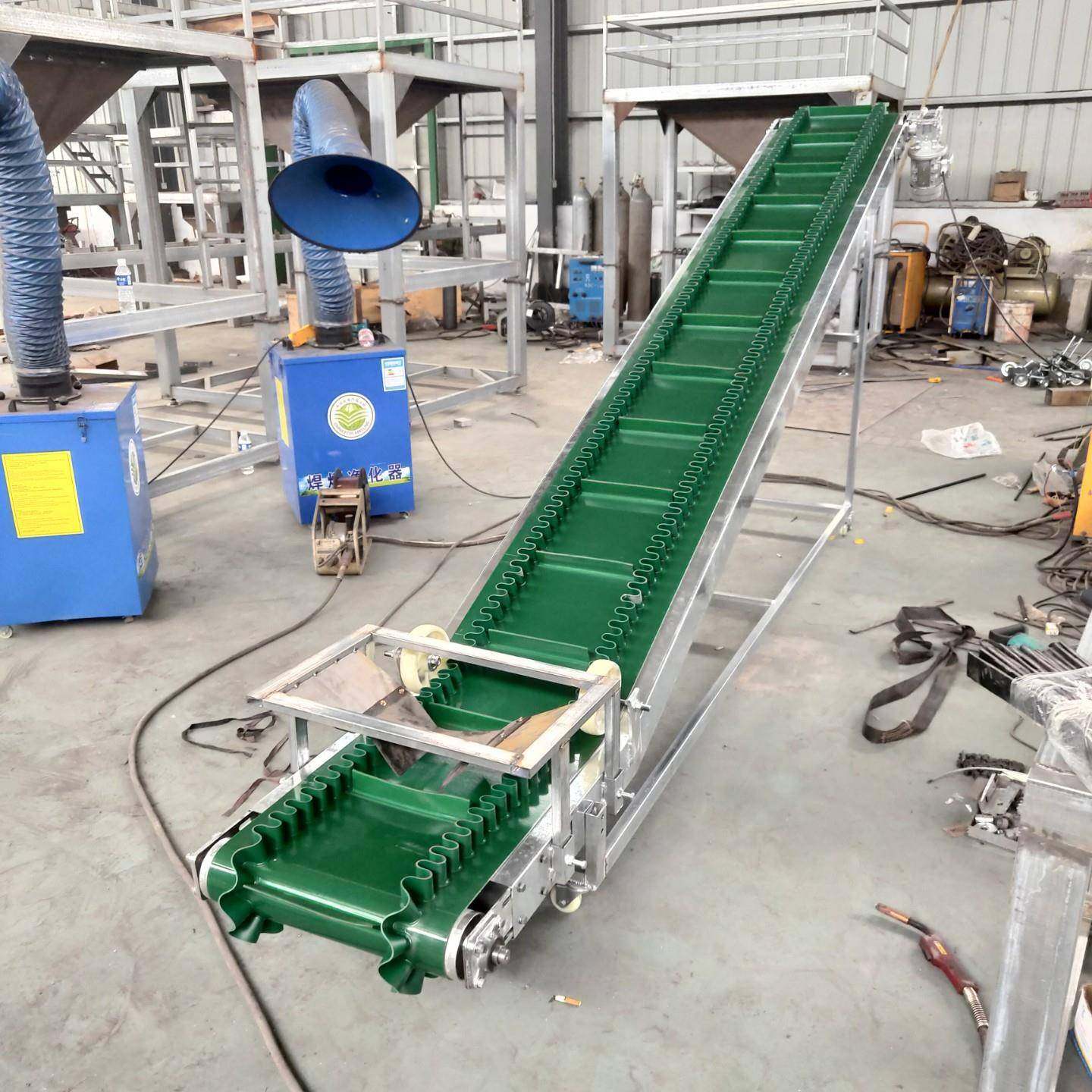 裙边输送机厂家出售挡边爬坡皮带机斜坡带式大倾角猫砂提升机