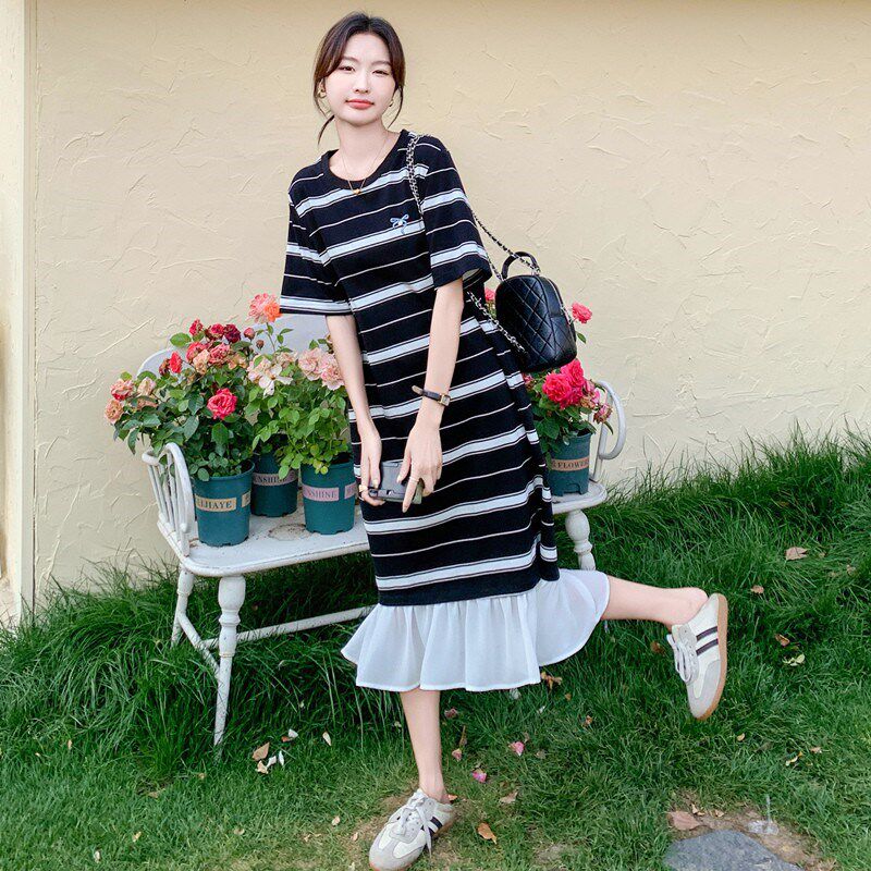 孕妇装夏季冰丝针织短袖连衣裙2025新款条纹拼接雪纺假两件长裙子