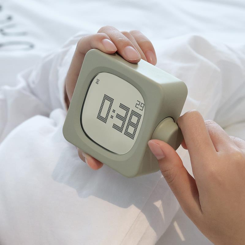 MUID方块小闹钟简约夜光静音床头充电学生用迷你led时钟灯多功能