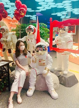 网红大型太空人宇航员雕塑商场装饰酒吧ktv科技馆学校落地大摆件
