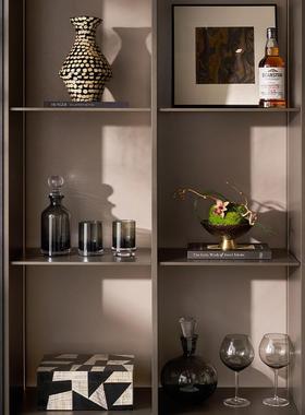 采购产品意大利极简主义餐具柜开放格纹装饰品，高端酒柜旁边的电