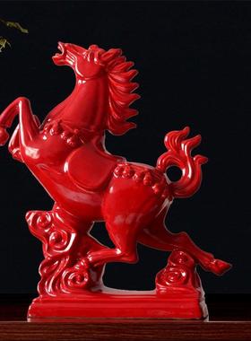 大红色陶瓷马饰品，用于家庭客厅和办公室装饰，吸引财富风水马立